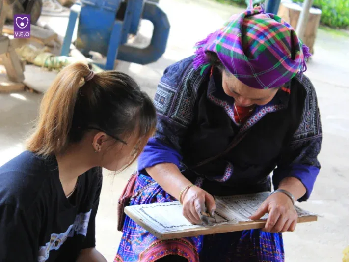 Trải nghiệm vẽ sáp ong nhuộm chàm 