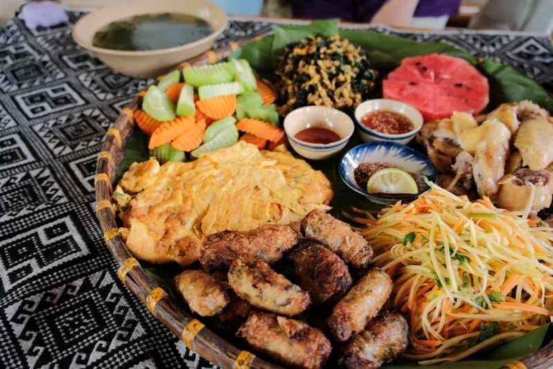 Ăn trưa, nghỉ ngơi