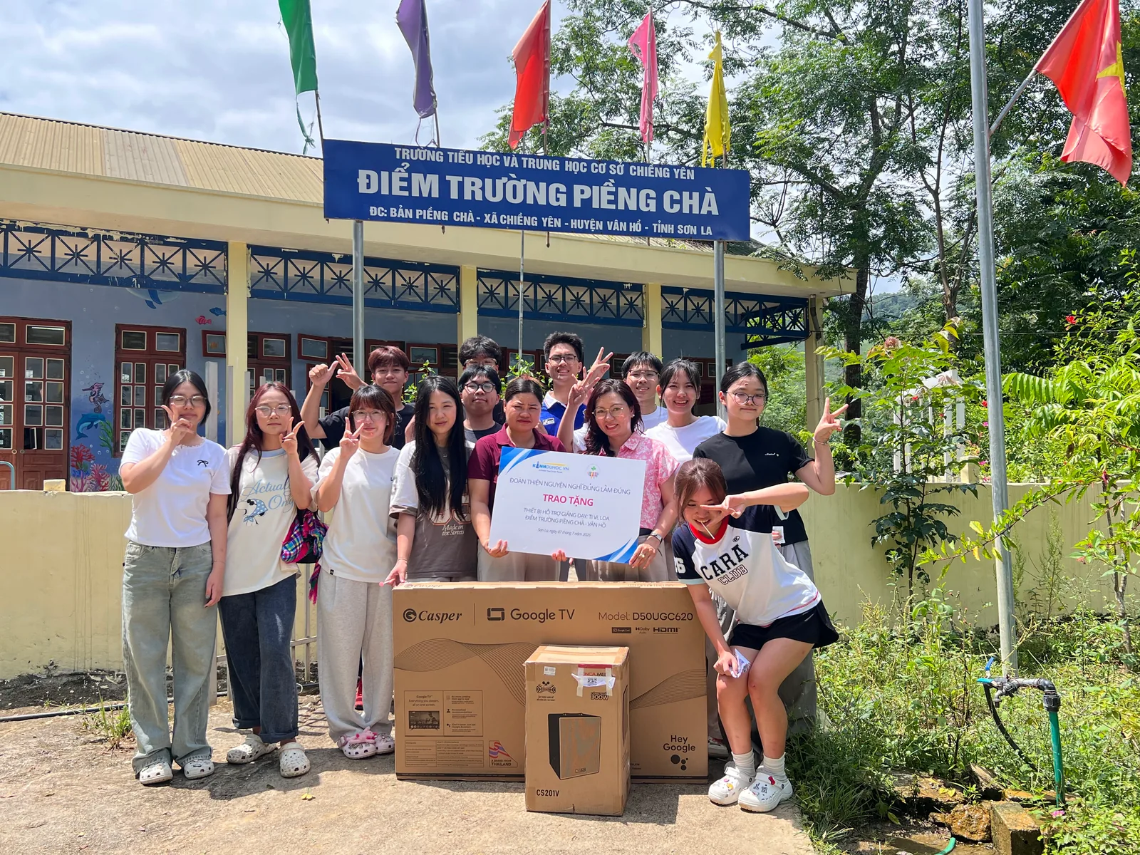 Các thành viên tổ chức hoạt động dạy học và giao lưu với các em nhỏ
