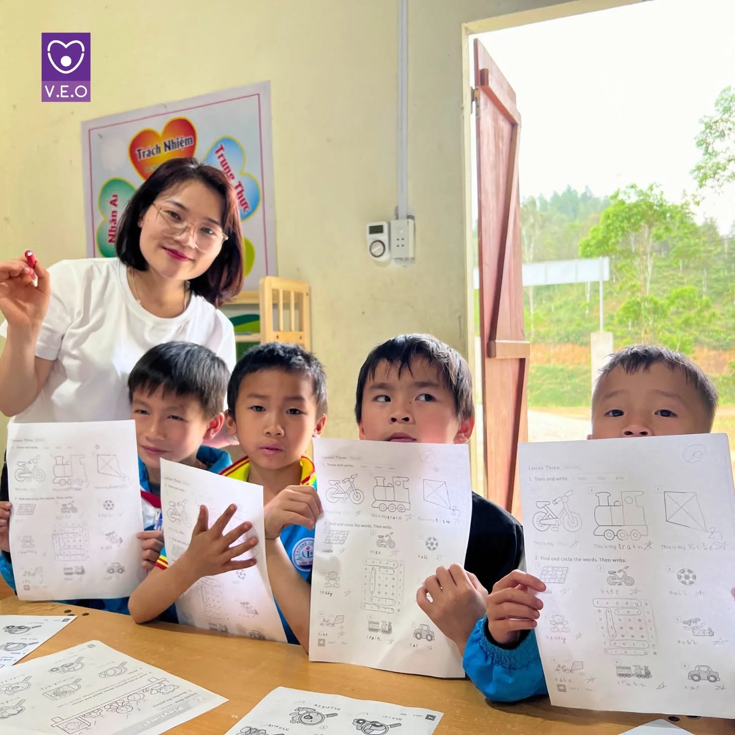 Kết nối thông qua những hoạt động cộng động giao lưu cùng các em nhỏ và người dân địa phương