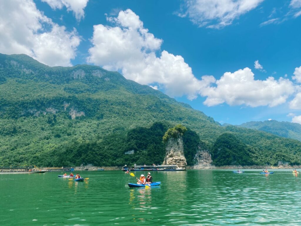 Trải nghiệm ngồi thuyền lướt nhẹ trên mặt hồ Na Hang trong xanh là một điều bạn tuyệt đối không nên bỏ lỡ.