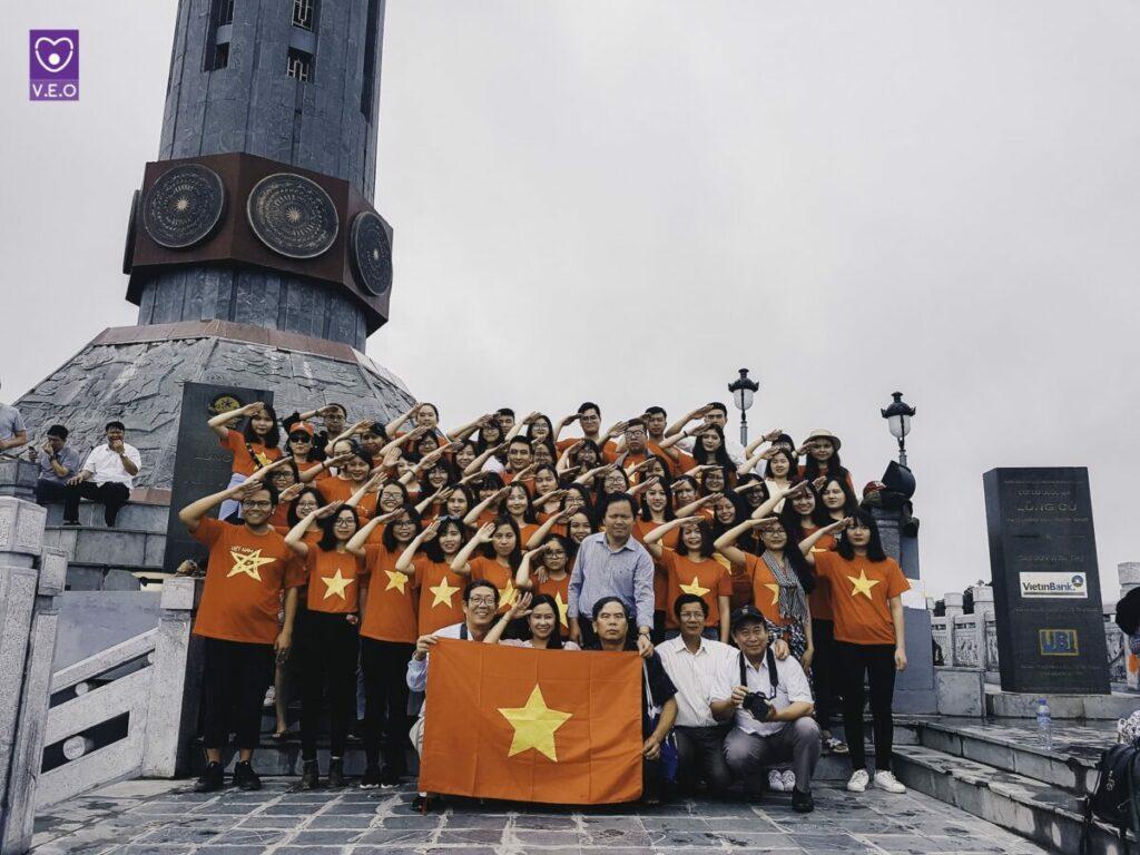 Có thể lựa chọn áo cờ đỏ sao vàng để chụp ảnh với cột cờ lũng cú