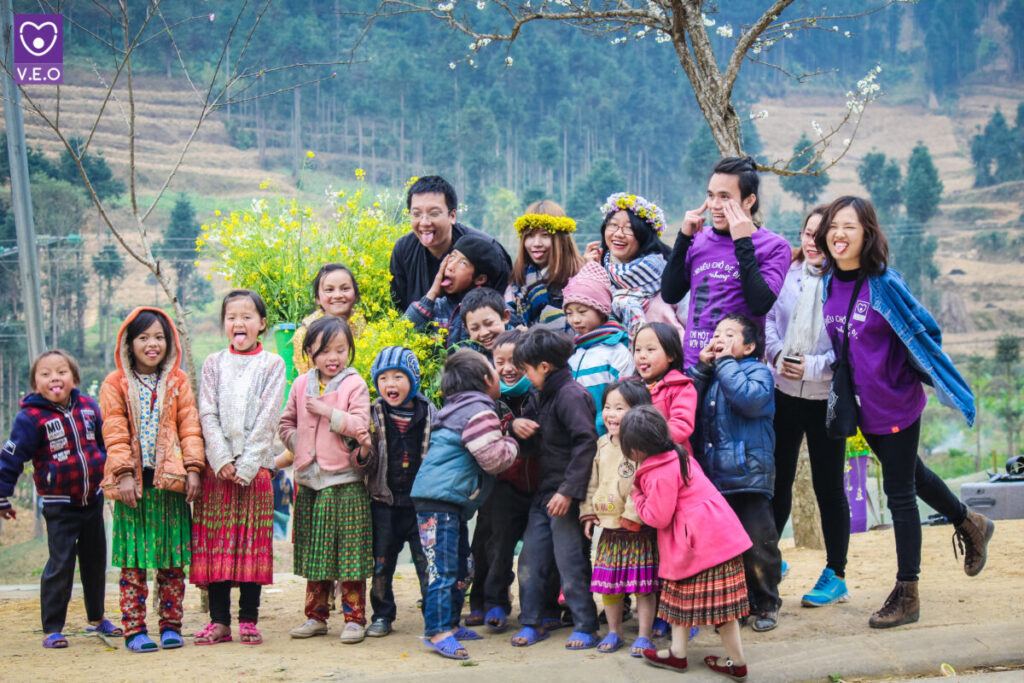 mọi người vui vẻ tham gia du lịch tình nguyện