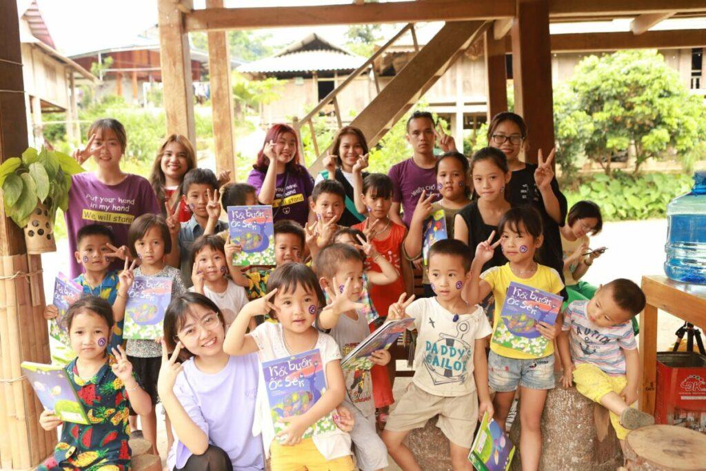 Trao tri thức, thắp sáng ước mơ cho trẻ em vùng cao.
