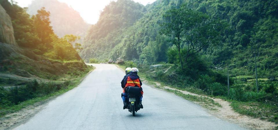 Đổ đầy bình xăng trước khi xuất phát đến các cung đường xa xôi, vì trạm xăng không phải lúc nào cũng có sẵn