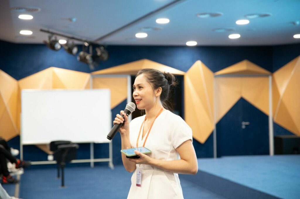 Chị Nguyễn Thị Linh Chi - Co-founder & Manager Social Leader Program (SLP) thuộc Volunteer For Education