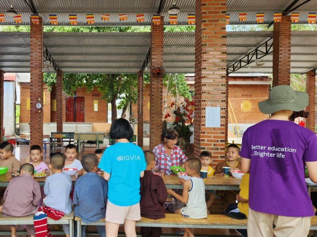 Nấu ăn cho các em bé tại Mái ấm Linh Quang