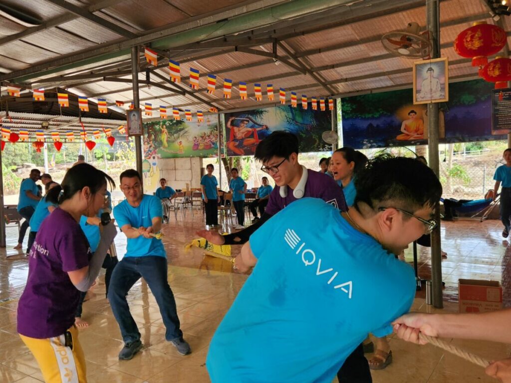 Hoạt động làm gian hàng trò chơi dân gian tại Mái ấm Linh Quang