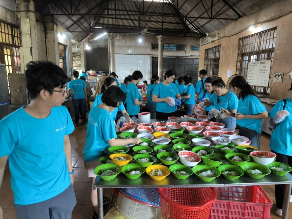 Nấu ăn cho các em bé tại Mái ấm Linh Quang