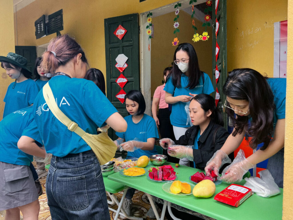 Nấu ăn cho các em nhỏ tại trường Tiểu học Suối Lốn
