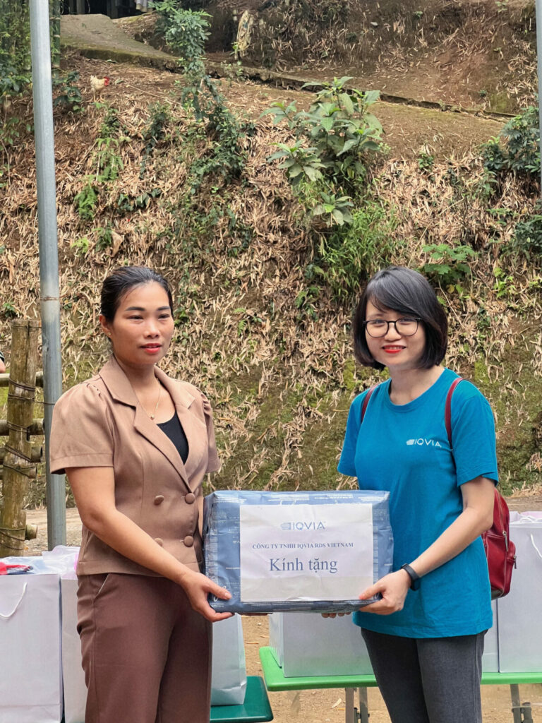 Tặng quà cho điểm trường Suối Lốn