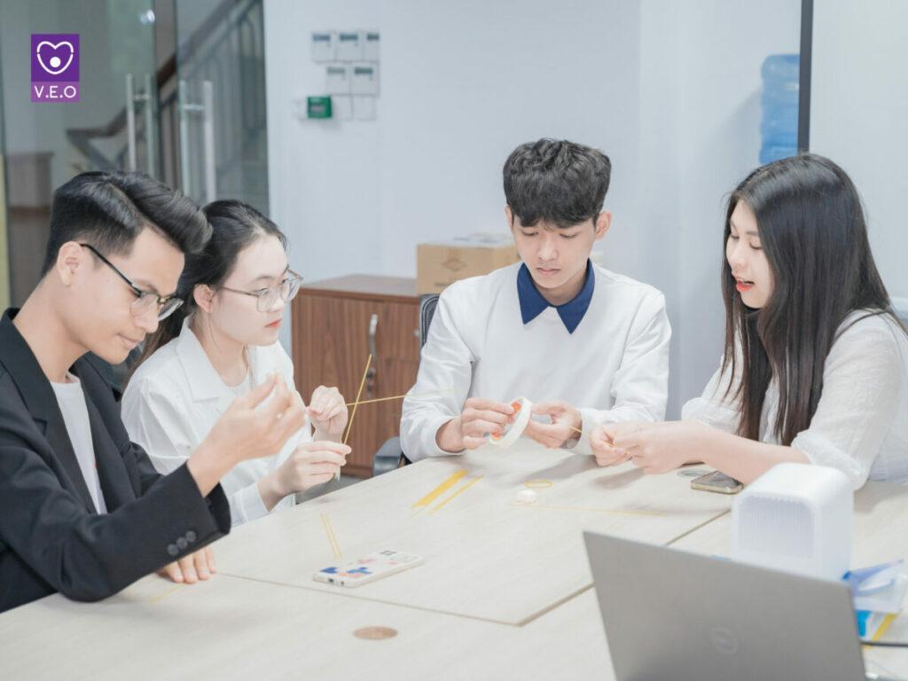 Tham gia hoạt động ngoại khóa và thể hiện khả năng lãnh đạo sẽ mở ra cơ hội kết nối với những người có chung đam mê, sở thích và mục tiêu
