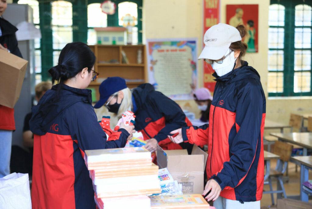 Công tác chuẩn bị các phần quà trao tặng cho 2 điểm trường