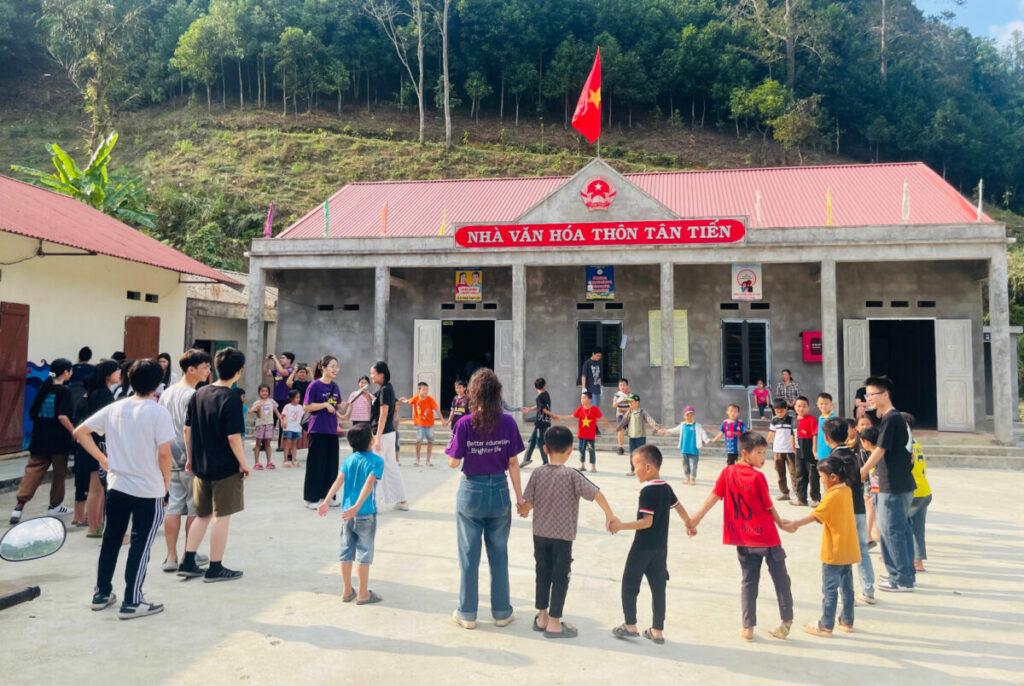 Hoạt động dạy học và giao lưu cùng các em nhỏ tại điểm trường