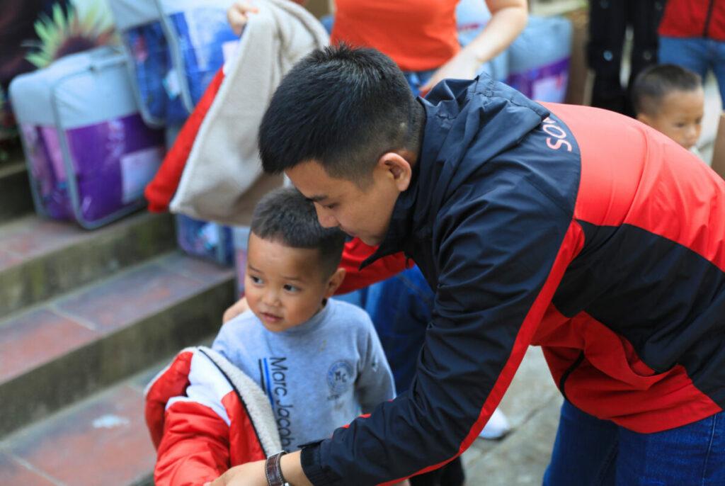 VEO đã đồng hành cùng Công ty CP May Sông Hồng tổ chức chương trình thiện nguyện “Mùa đông không lạnh” đến với xã Tả Van - Sa Pa