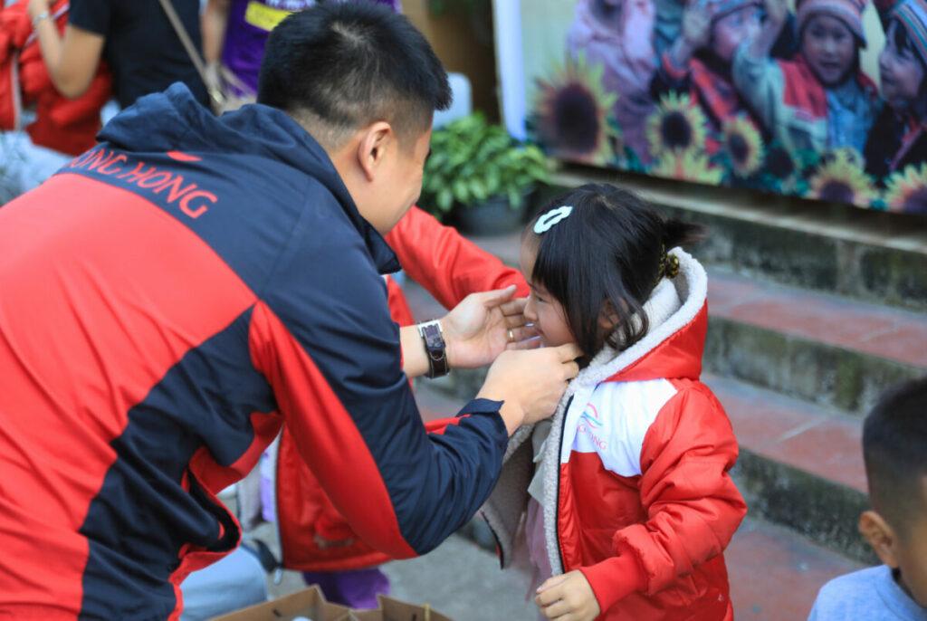 Hoạt động trao quà tại điểm trường Tiểu học Giàng Tả Chải Dao