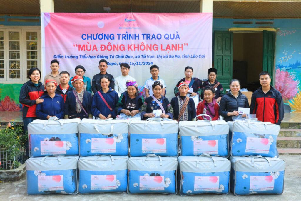 Chương trình "Mùa đông không lạnh" tại điểm trường Giàng Tả Chải Dao