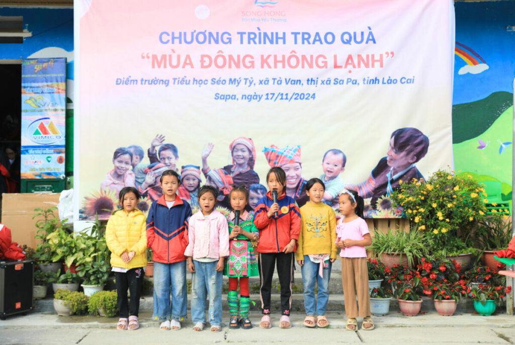 Tại 2 điểm trường, các thành viên đoàn đã cùng nhau tổ chức chương trình giao lưu ấm cúng với các em học sinh