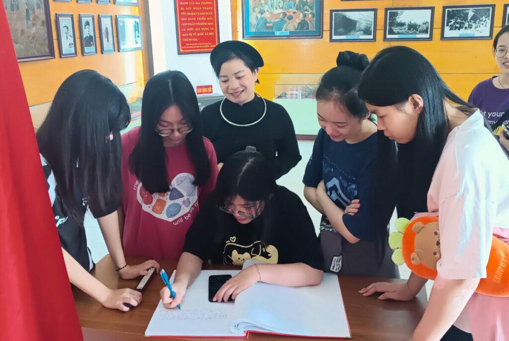 Các bạn học sinh ghi lại cảm nhận sau khi tham quan Bảo tàng Khởi nghĩa Bắc Sơn
