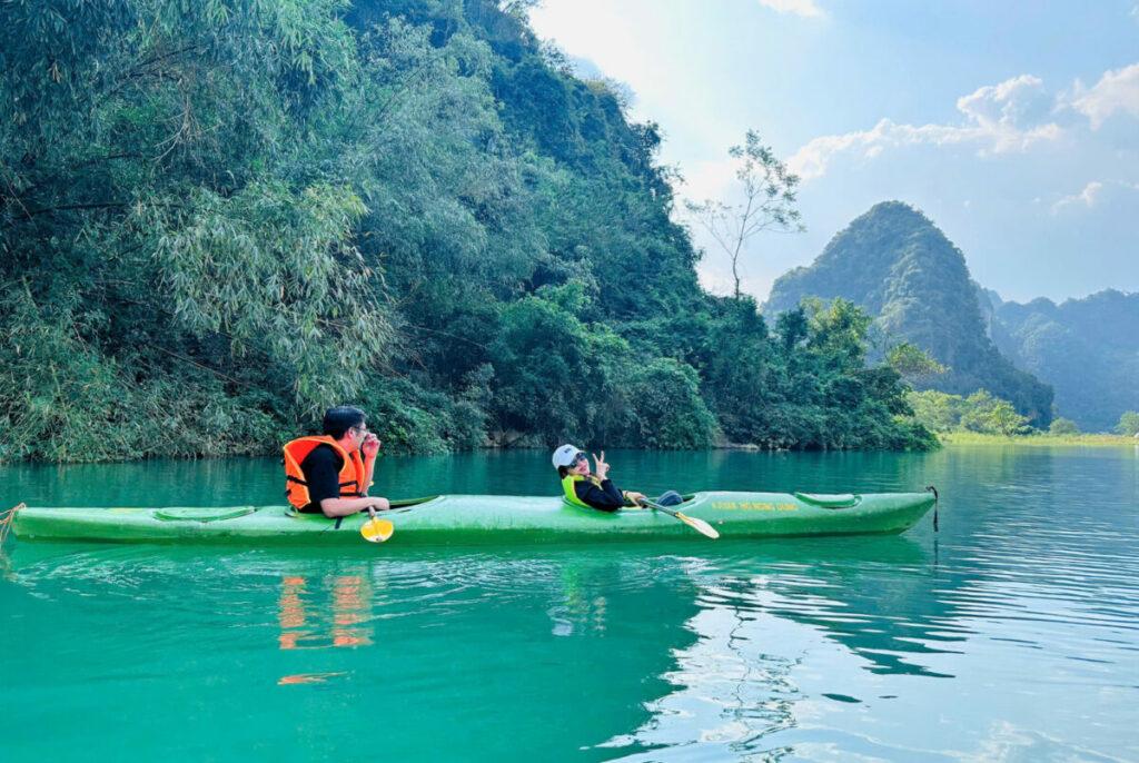 Hoạt động chèo kayak tại hồ Nong Dùng, xã Hữu Liên, huyện Hữu Lũng, tỉnh Lạng Sơn
