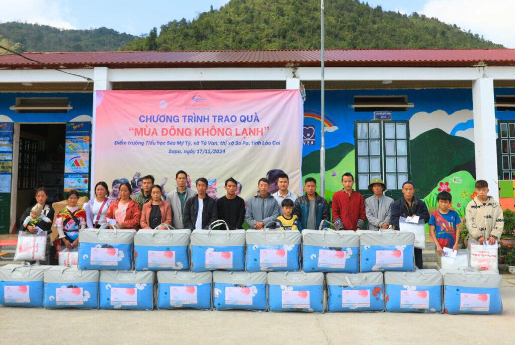 Hoạt động trao quà tại điểm trường Tiểu học Séo Mý Tỷ