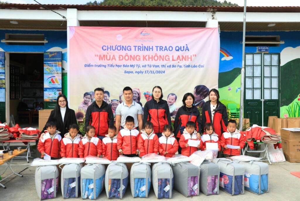 Hoạt động trao quà tại điểm trường Tiểu học Séo Mý Tỷ