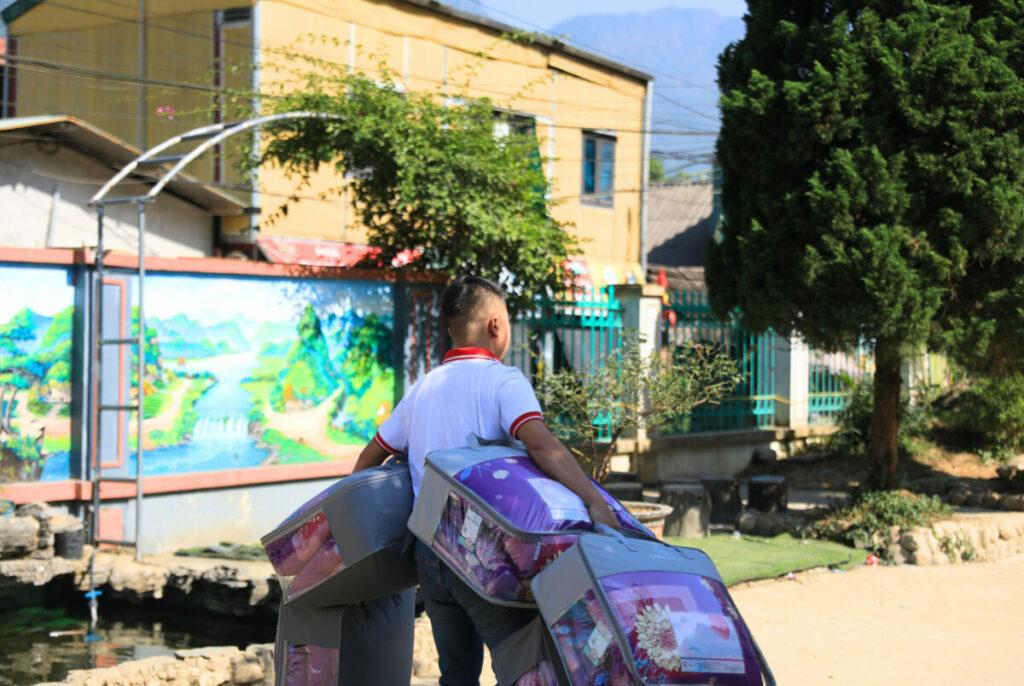 Công tác chuẩn bị các phần quà trao tặng cho 2 điểm trường