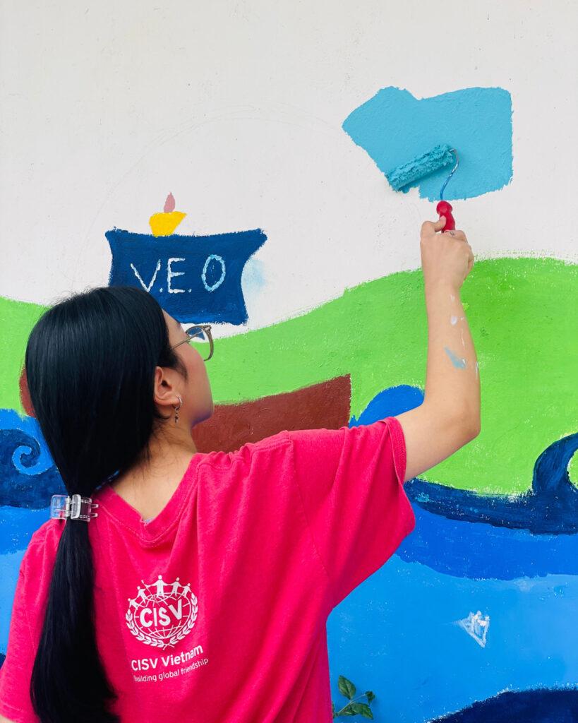 Hoạt động vẽ tường lớp học tại điểm trường Tân Tiến