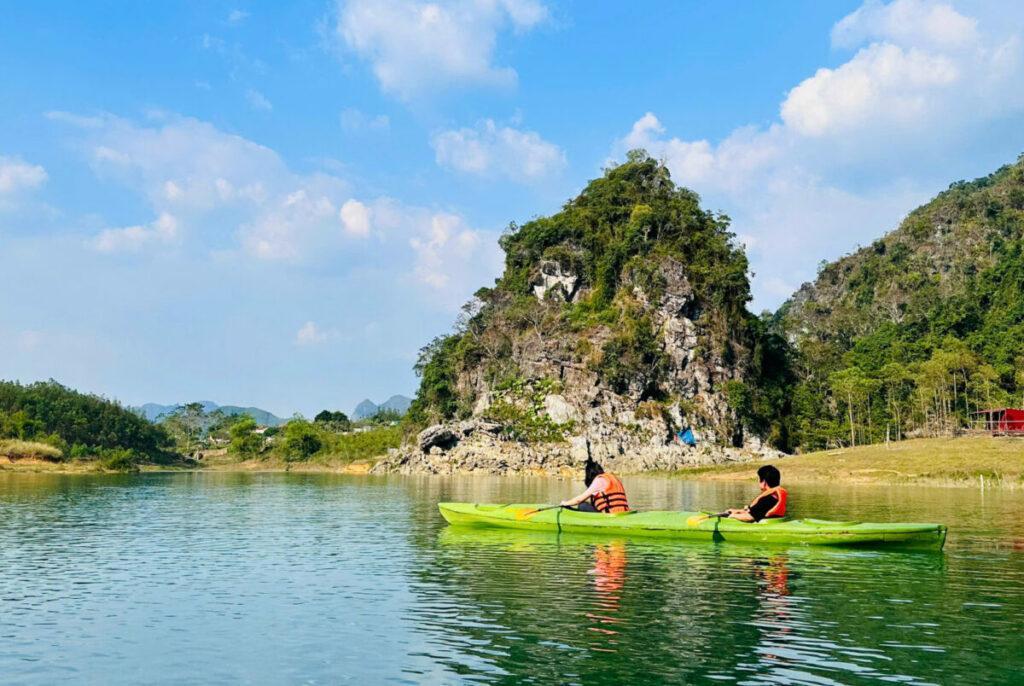 Hoạt động chèo kayak tại hồ Nong Dùng, xã Hữu Liên, huyện Hữu Lũng, tỉnh Lạng Sơn