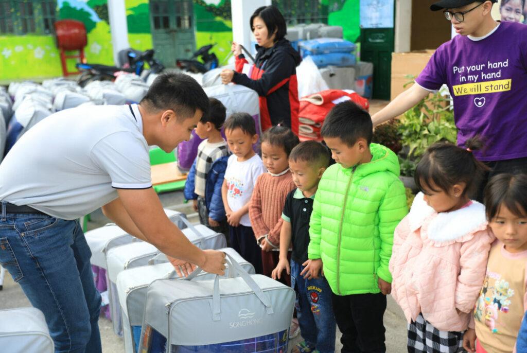 Hoạt động trao quà tại điểm trường Tiểu học Séo Mý Tỷ