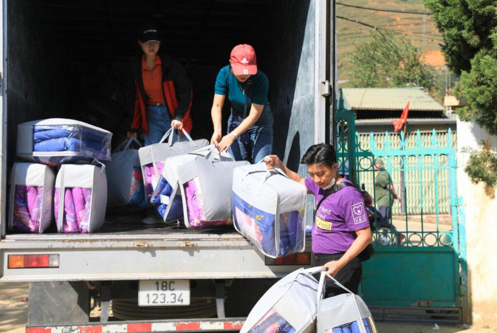 Công tác chuẩn bị các phần quà trao tặng cho 2 điểm trường