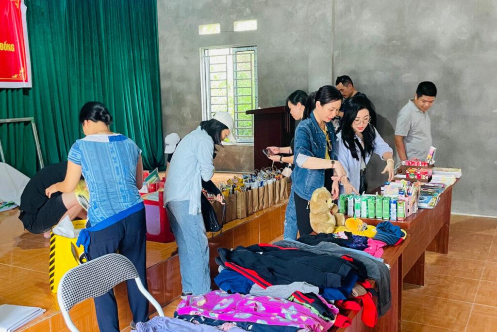 Ban phụ huynh lớp 10C1 chuẩn bị cho phiên chợ 0 đồng
