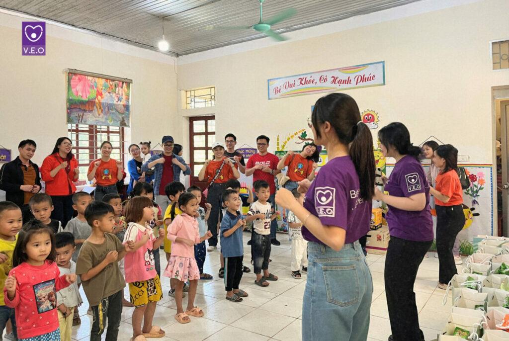 Đoàn doanh nghiệp đã có những giờ phút giao lưu với các em học sinh tại điểm trường Cỏi Lấp