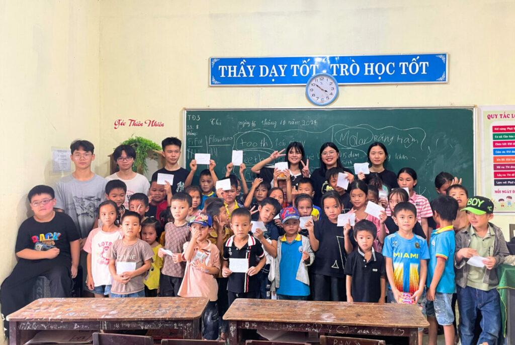Hoạt động dạy học và giao lưu cùng các em nhỏ tại điểm trường