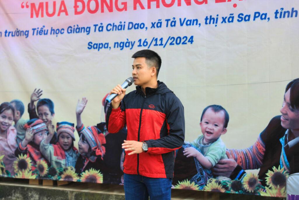Tại 2 điểm trường, các thành viên đoàn đã cùng nhau tổ chức chương trình giao lưu ấm cúng với các em học sinh