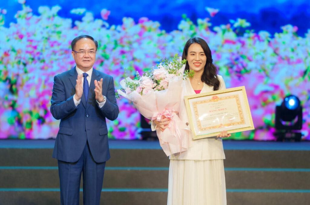 Bà Trần Thị Như Trang - Chủ tịch Hội đồng Quản lý Quỹ Vì Tầm Vóc Việt nhận Bằng khen của Uỷ ban Trung ương Mặt trận Tổ quốc Việt Nam