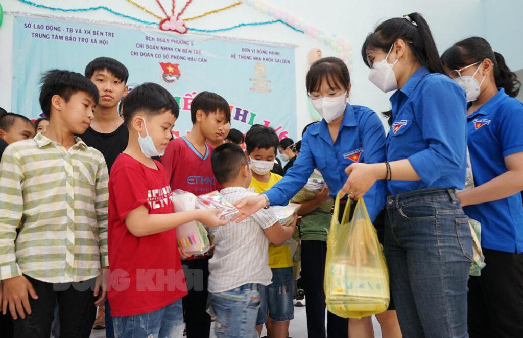 Làm tình nguyện tại các trung tâm bảo trợ xã hội giúp các bạn trẻ rèn luyện kỹ năng sống, mở rộng mối quan hệ