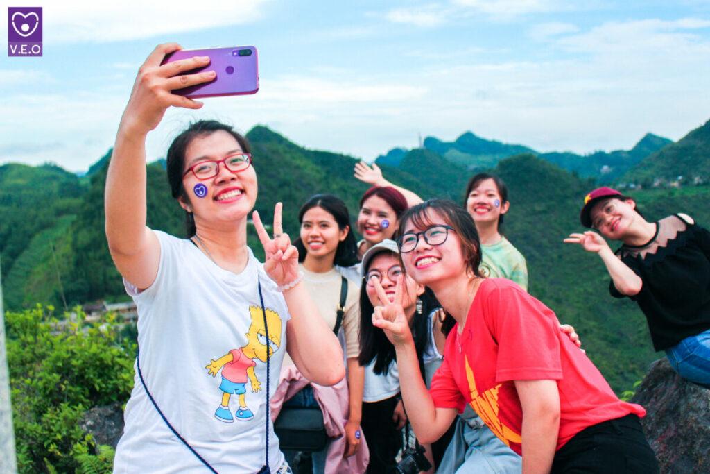 Nếu bạn là người đam mê phượt, hãy mang theo áo cờ đỏ sao vàng để có những bức ảnh check-in tại Cột cờ Lũng Cú hoặc đèo Mã Pí Lèng