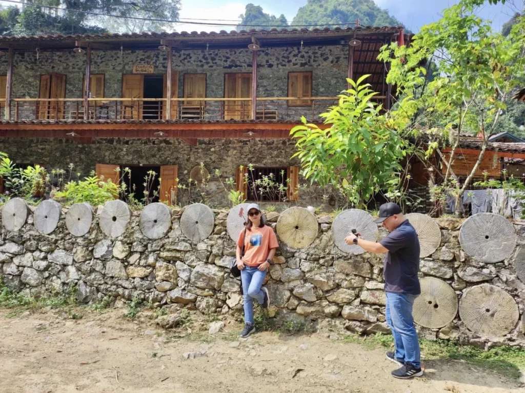 Du khách khi đến làng đá Khuổi Ky có cơ hội tham gia vào nhiều hoạt động trải nghiệm hấp dẫn