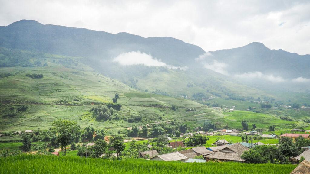 Tả Van là nơi sinh sống chủ yếu của người dân tộc Giáy, Mông và Dao Đỏ