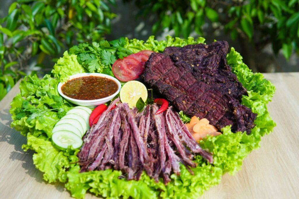 Ẩm thực Hà Giang cũng là một trải nghiệm không thể bỏ qua, với những món ăn đặc sản