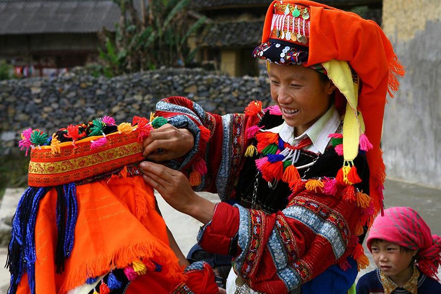 Trang phục của người Lô Lô được thiết kế với nhiều chi tiết cầu kỳ và màu sắc bắt mắt