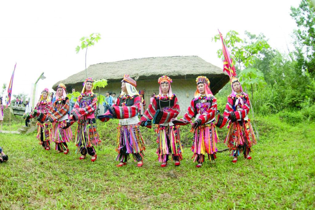 Khi đến Lô Lô Chải, bạn sẽ có cơ hội trải nghiệm những lễ hội mang đậm màu sắc văn hóa của đồng bào địa phương