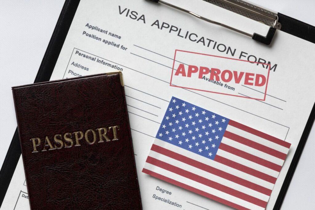 Bạn cần nộp hồ sơ cho Đại sứ quán/Lãnh sự quán để có được visa du học