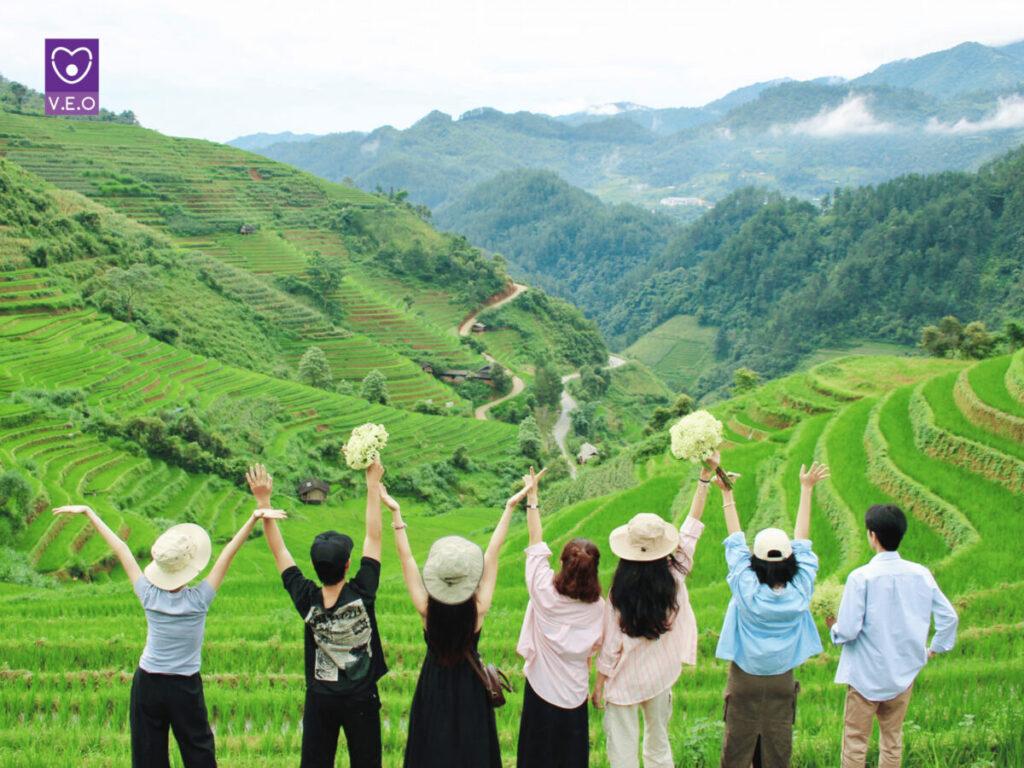 Mùa hè là lúc cây lúa bắt đầu đâm chồi, ruộng bậc thang ngập tràn sắc xanh non.