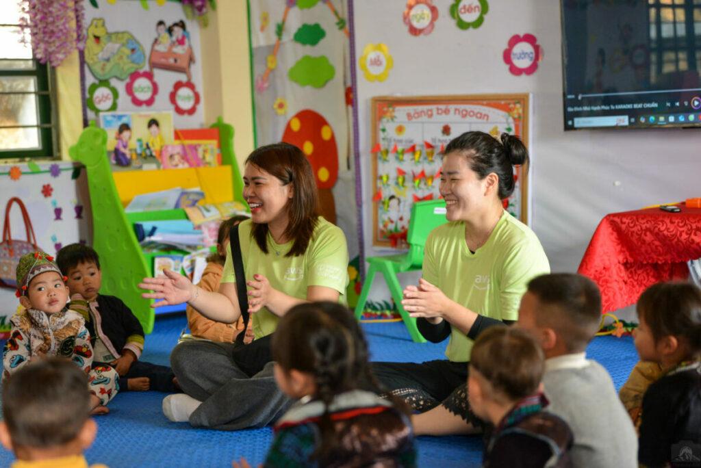 Đoàn AWS có giờ giao lưu với các em nhỏ tại điểm trường Giàng Tả Chải Dao