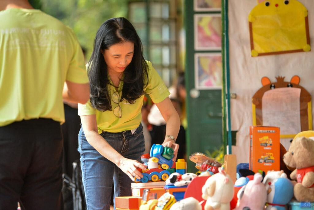 Đến với điểm trường, các thành viên đoàn đã cùng nhau tổ chức lễ bàn giao và chương trình giao lưu với các em học sinh