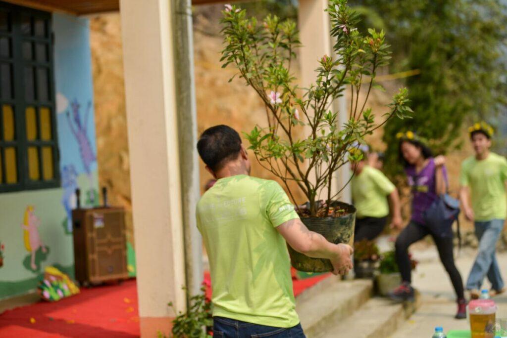 Đoàn doanh nghiệp hỗ trợ trồng cây cải tạo cảnh quan trường học