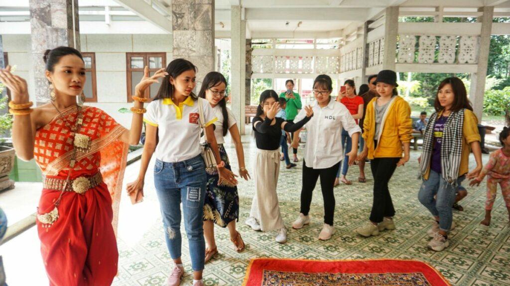 Khám phá văn hóa Khmer là một trong những điểm nhấn đặc sắc nhất khi đi du lịch Trà Vinh.