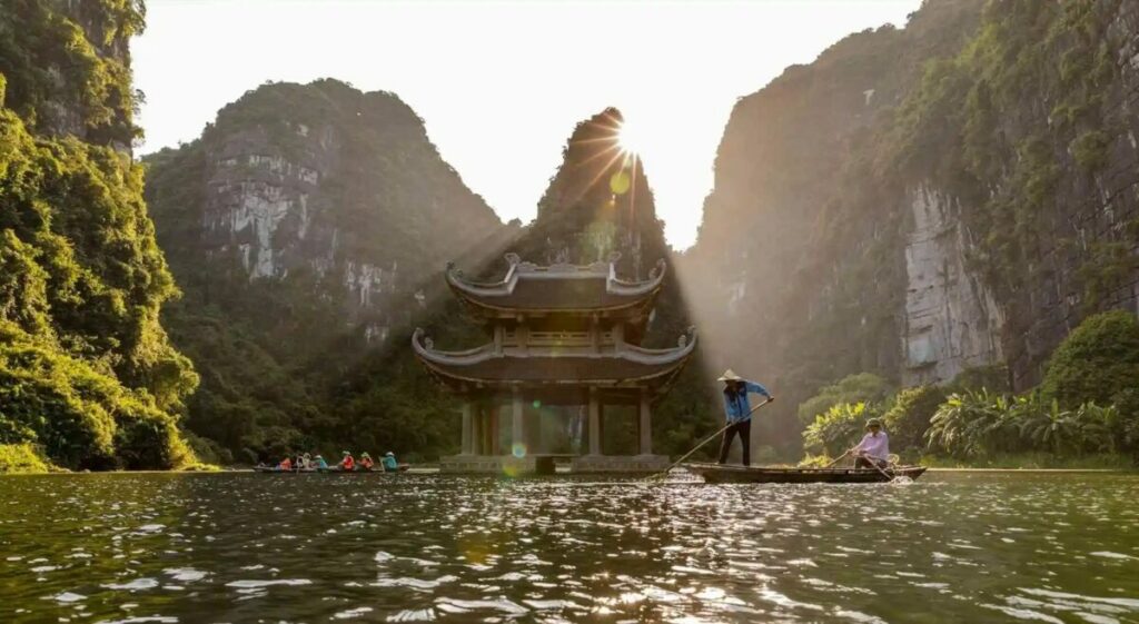 Hòa hợp giữa cảnh sắc thiên nhiên và di sản phong phú, du lịch văn hóa Ninh Bình không chỉ thu hút du khách trong nước mà còn đặc biệt hấp dẫn với du khách quốc tế